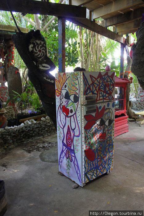 Весёлый холодильник во дворе Порт-Вила, Вануату