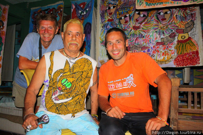 Валерий Шанин и Олег Семичев с вануатским художником