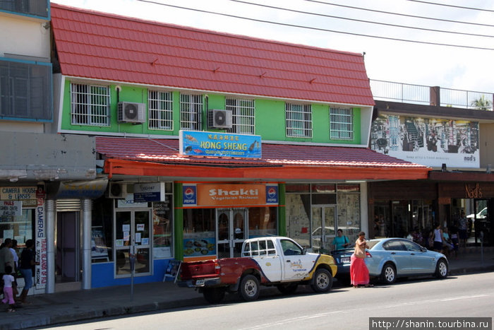 Магазины на центральной улице Нади Нанди, остров Вити-Леву, Фиджи