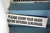 Перед входов в сикхский храм (гурдвара — ворота гуру) обязательно нужно накрыть голову хоть чем-нибудь