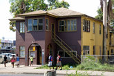 Двухэтажный двухцветный дом