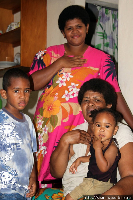 Семья в прицерковном доме Лаутока, остров Вити-Леву, Фиджи