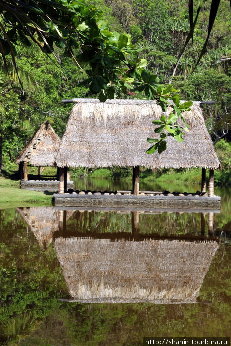 Две беседки с соломенными крышами на берегу пруда Остров Вити-Леву, Фиджи