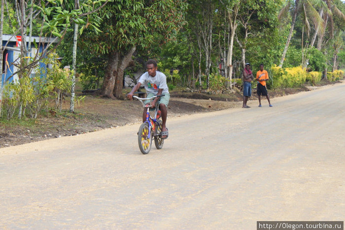Проезжали машины и велосипеды, а мы шли пешком неся за плечами наши рюкзаки Остров Эфате, Вануату