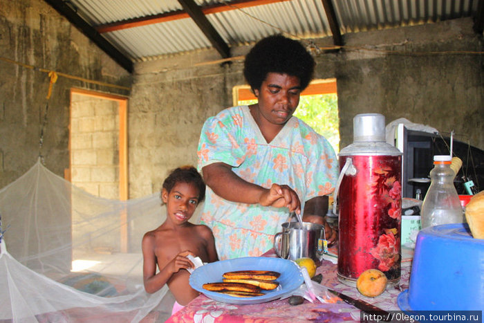 Гостеприимство жителей Вануату- угощают чаем и жареными бананами Вануату