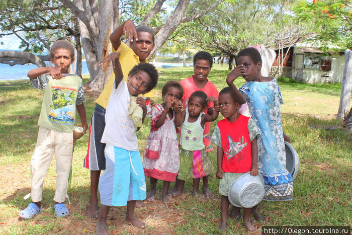 Детвора позирует у фотоаппарата Вануату