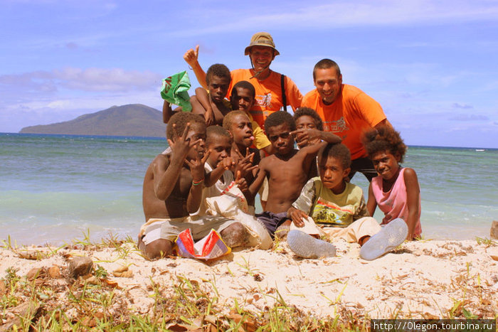 С детворой Вануату на берегу океана Вануату