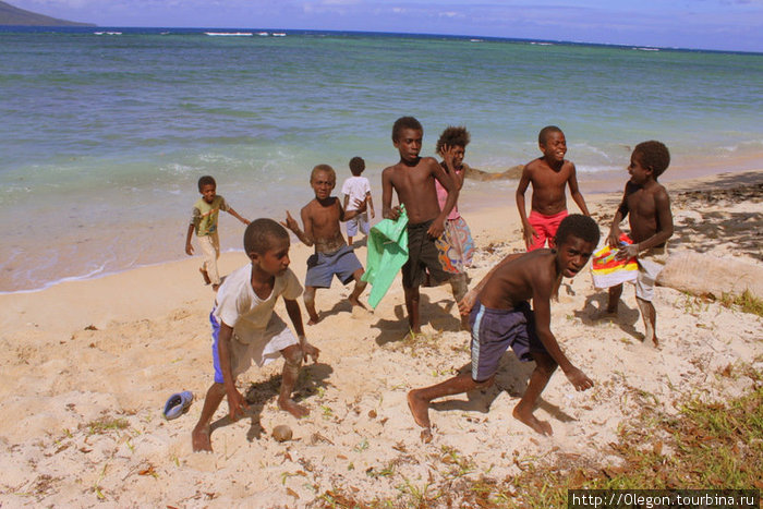 Детвора на пляжу Вануату