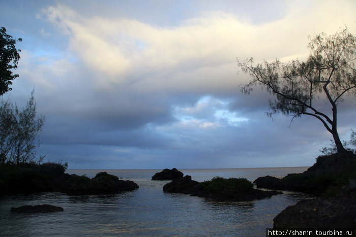 Утро на берегу моря, чуть севернее деревни Мангалилу Остров Эфате, Вануату