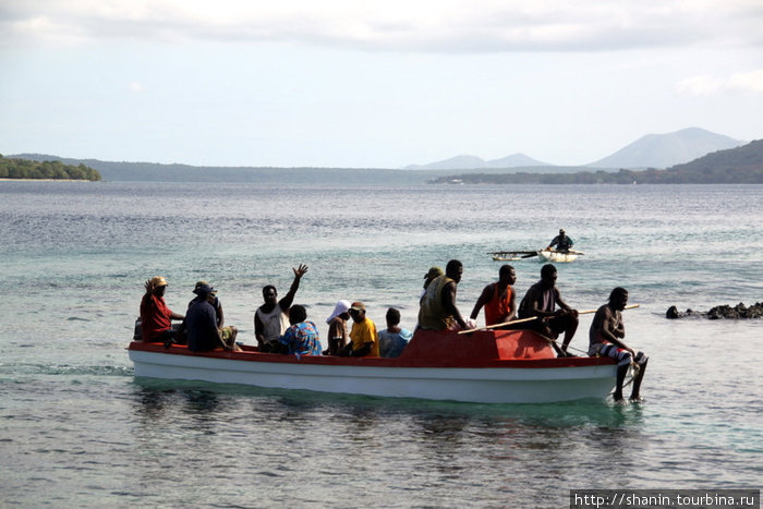Лодка у берега Остров Эфате, Вануату