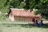 Дом с тростниковой крышей и плетеными стенами