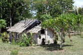 Плетеный дом в деревне Мангалилу