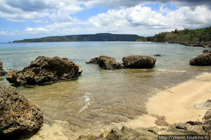 Пляж с камнями и песком Остров Эфате, Вануату