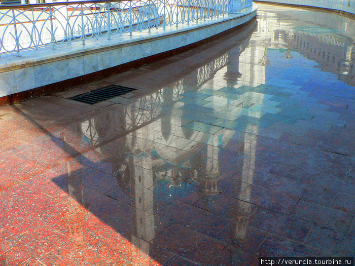 Отражение мечети в плиточном покрытии. Казань, Россия