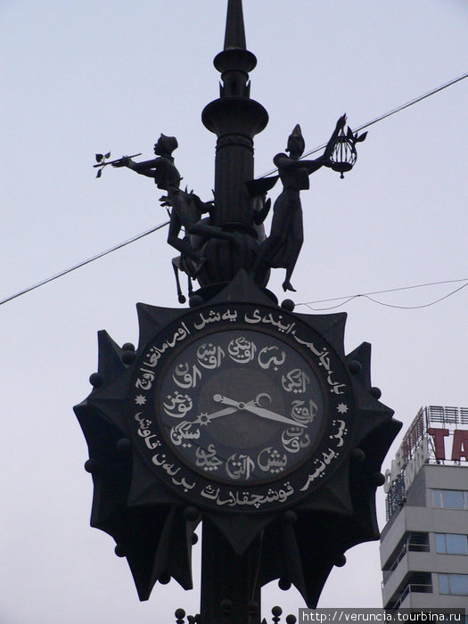 Часы с арабской вязью на Баумана. Казань, Россия