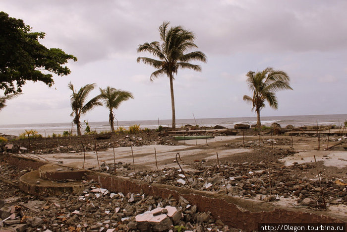 Спустя четыре месяца после происшествия ещё есть места, где остались завалы Самоа