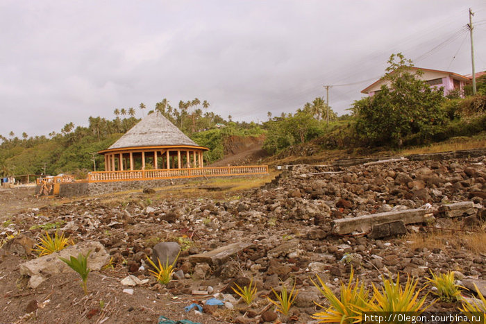 Дом и остатки других домов Самоа