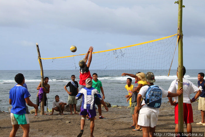 На месте бывших домов теперь волейбольная площадка Самоа