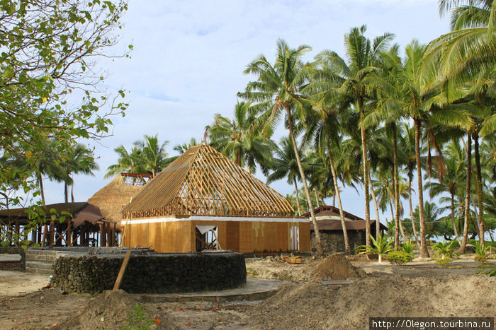 Отель выстраивают заново, правда туристов потеряли на несколько лет вперёд... Самоа