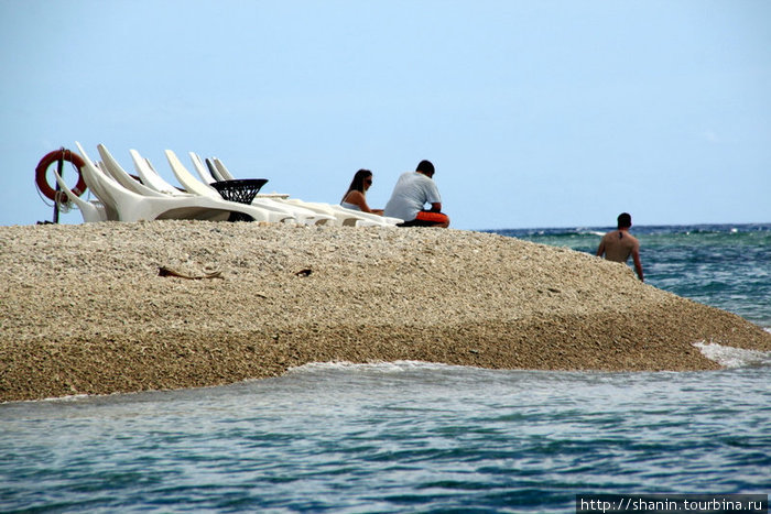 На берегу — купаться не решаются. Порт-Вила, Вануату