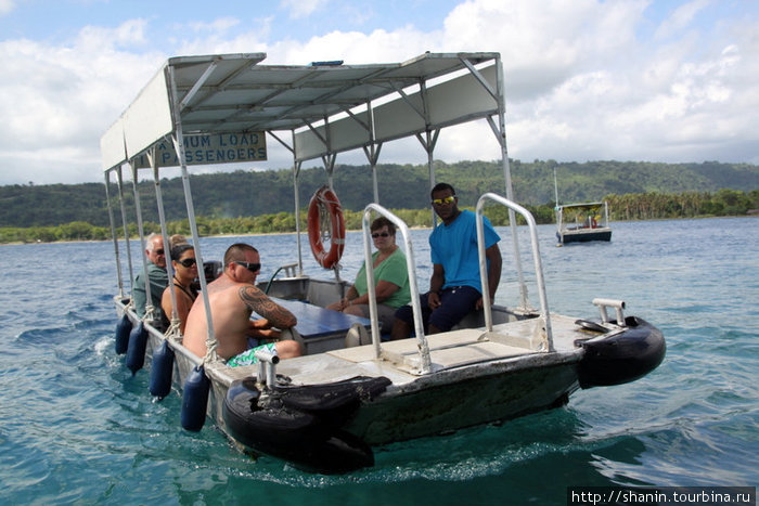 Очередная лодка-паром Порт-Вила, Вануату