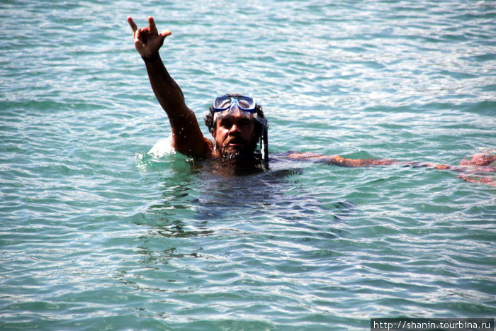 Местные жители тоже любят купаться и нырять с маской Порт-Вила, Вануату