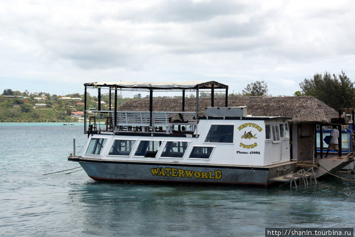 Прогулочное судно у причала Порт-Вила, Вануату