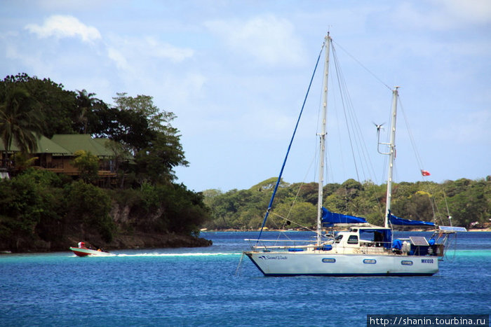 Яхта у берега Порт-Вила, Вануату