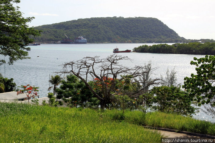 Вид на море из центра города Порт-Вила, Вануату