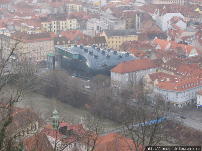 Сверху новый городской театр выглядит еще более странно Грац, Австрия