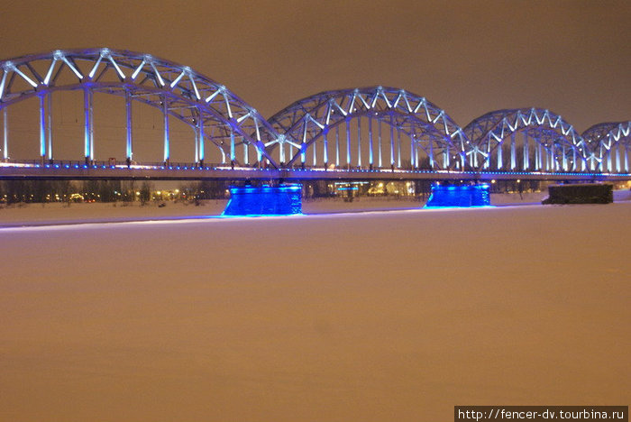 Железнодорожный мост смотрится совершенно обыкновенно днем, и сказочно ночью Рига, Латвия