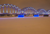 Железнодорожный мост смотрится совершенно обыкновенно днем, и сказочно ночью