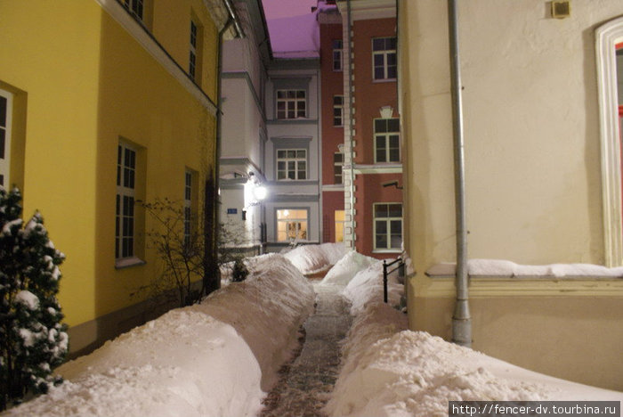 Снег в Риге убирают крайне неохотно. Проще вытоптать дорожку. Рига, Латвия