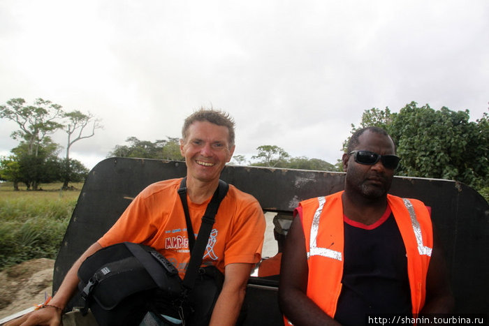 Едем в попутном грузовике с дорожными рабочими Остров Эфате, Вануату