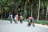 Пешеходы на дороге. На Вануату, по крайней мере на острове Эфате никого не удивляло, что мы решили обойти весь остров пешком. Местные жители и сами так делают.