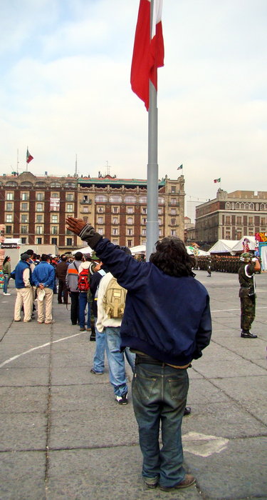 даже местный бомж выполз из коробки, чтобы с гордостью послушать  гимн своей страны Мехико, Мексика