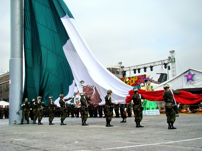 Когда флаг развернули, я был в шоке от его размера.  Этот флаг поднимают и спускают каждый день с привлечением большого числа военнослужащих. Мехико, Мексика