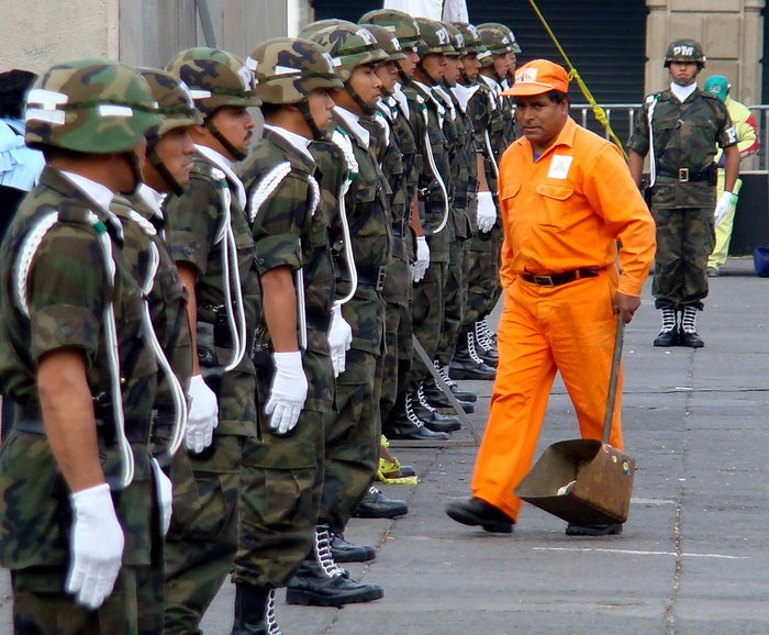 сегодня мусорщик в роли сержанта или наоборот :) Мехико, Мексика