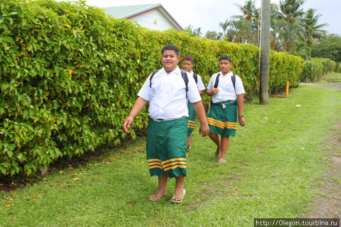 Школьники идут со школы Самоа