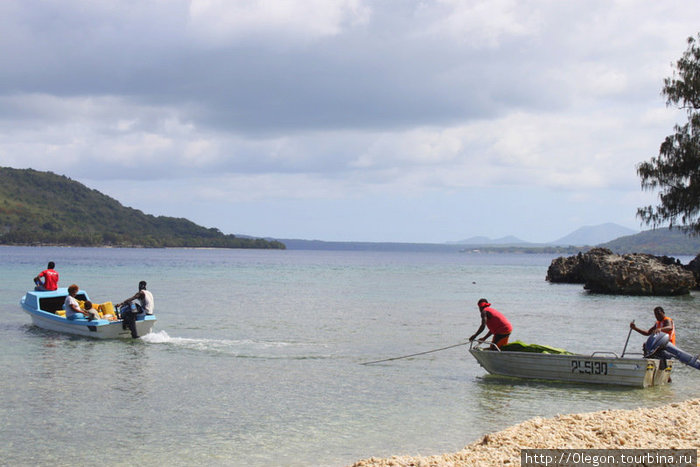 С соседнего острова приплывают в деревню Манголилу, потому что земля для выращивания здесь более плодоносная Остров Эфате, Вануату
