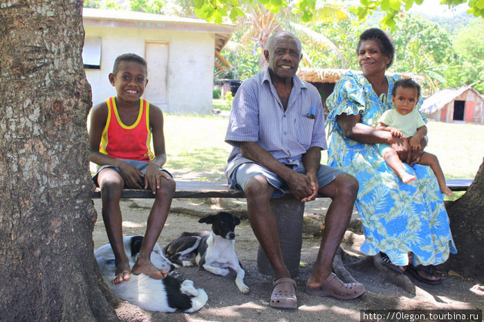Семья в сборе, включая собачек Остров Эфате, Вануату