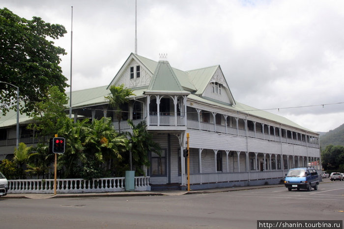 Старый двухэтажный дом в английском колониальном стиле Апиа, Самоа