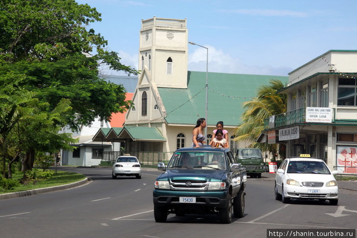 Стоя в пикапе по главной улице города Апиа, Самоа