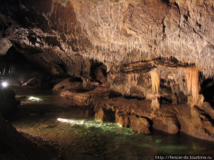 В пещерах много подземных рек и озер