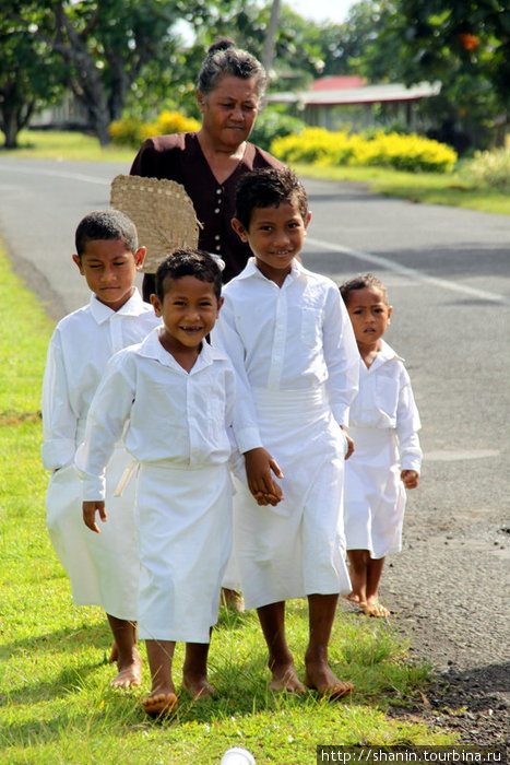 Все в белом — с торжественной воскресной службы Остров Савайи, Самоа