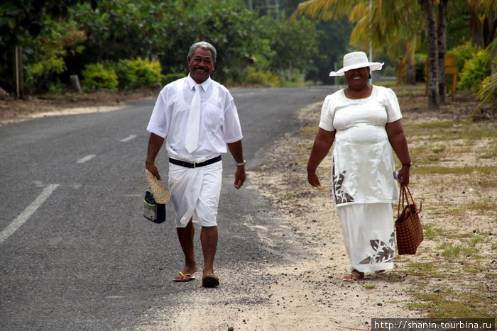 Возвращение с воскресной службы в церкви Остров Савайи, Самоа