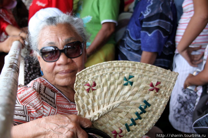 Старая женщина с плетеным веером Самоа