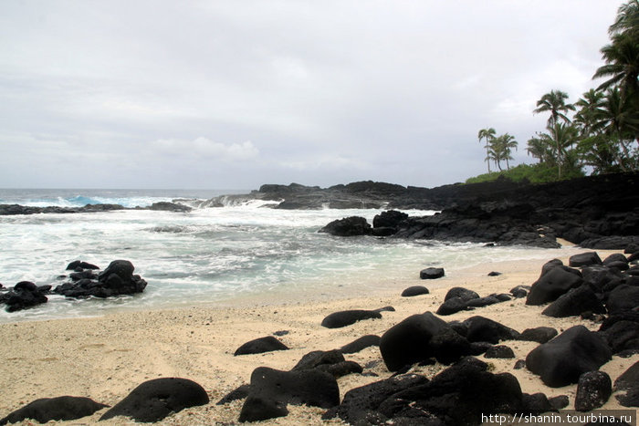 Черные камни на песчаном пляже Остров Уполу, Самоа