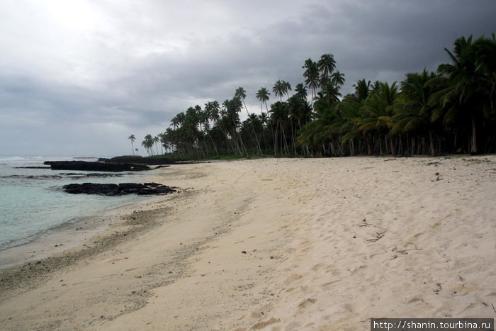 Пляж Возвращение в Рай. Погода, правда, не райская. Остров Уполу, Самоа