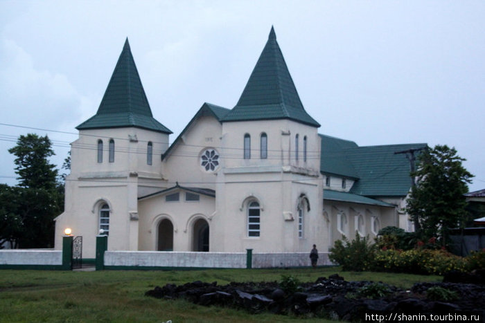Церковь в деревне Ива. Остров Савайи, Самоа